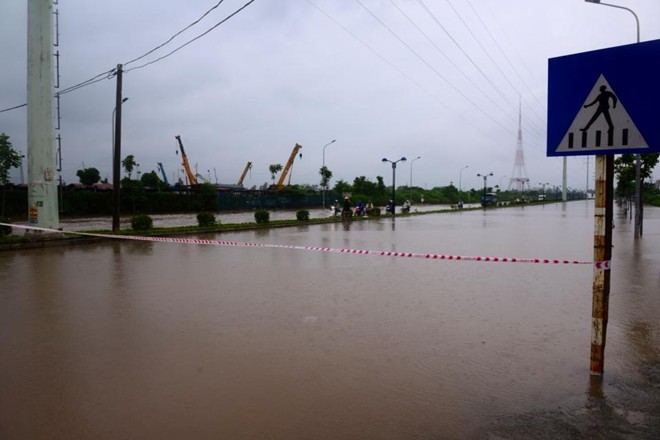 Một đoạn trên phố Châu Văn Liêm ngập sâu, nguy hiểm cho các phương tiện giao thông nên đã được ngăn cảnh báo.