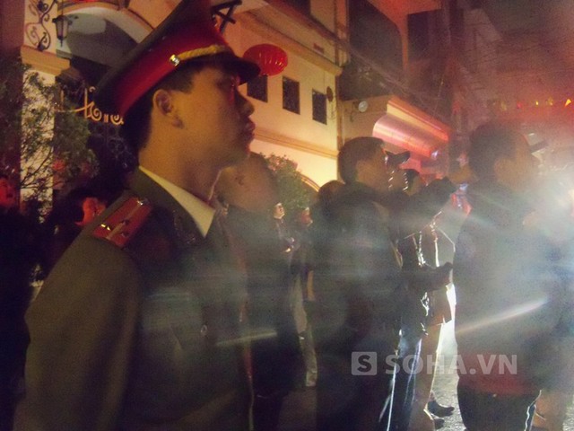 Cháy ngùn ngụt trong đêm, 10 căn hộ ở Hà Nội chìm trong biển lửa