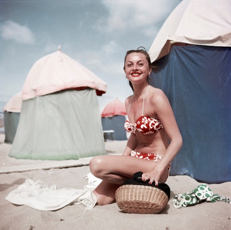 Một phụ nữ Pháp đang tắm biển ở xã Deauville tháng 8/1951.