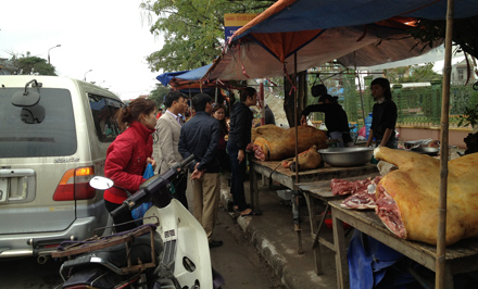 Thịt bê trở thành đặc sản không thể thiếu tại lễ hội mua may bán đắt.