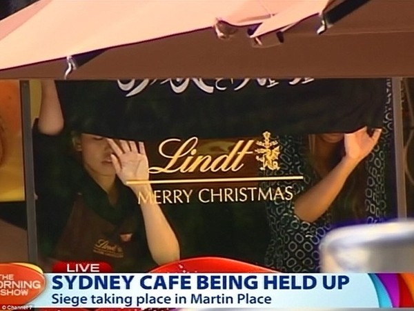 Cập nhật: 5 con tin hoảng sợ chạy thoát khỏi kẻ bắt cóc trong quán cafe ngay giữa Sydney 13
