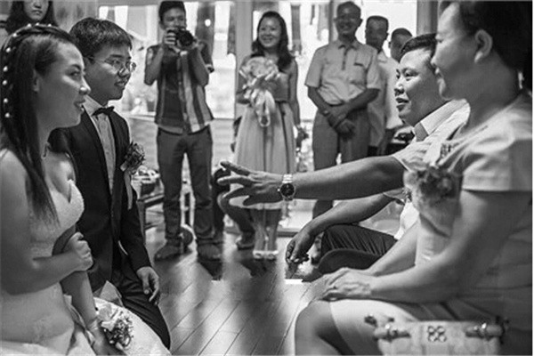 Chùm ảnh lay động trái tim: Những người bố khóc trong ngày cưới của con gái 11