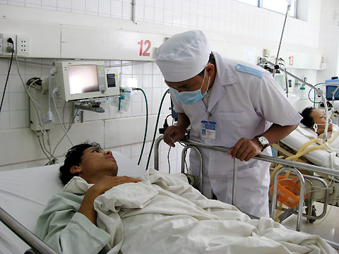 Hỏi han khi khám bệnh để khảo sát thời gian ủ bệnh và yếu tố dịch tễ sốt rét.
(ảnh internet)