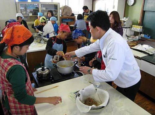 Sửng sốt bữa cơm bán trú của trẻ Nhật