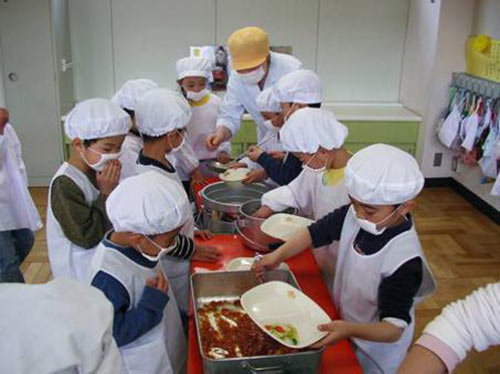 Sửng sốt bữa cơm bán trú của trẻ Nhật