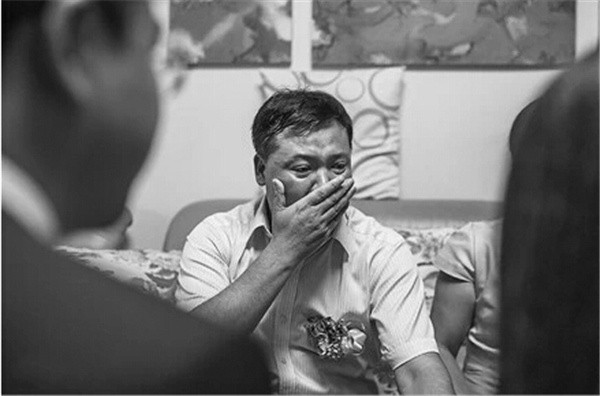 Chùm ảnh lay động trái tim: Những người bố khóc trong ngày cưới của con gái 12