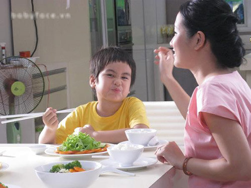 Chuyện chưa biết về trẻ em Việt đi quay quảng cáo