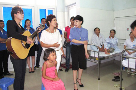 Ca sĩ Thái Thùy Linh hát cho các bệnh nhân nghe tại BV Bãi Cháy, Quảng Ninh