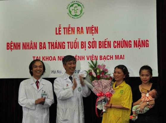 Lãnh đạo BV Bạch Mai và khoa Nhi chúc mừng gia đình bệnh nhân.