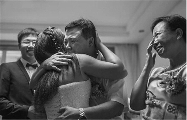 Chùm ảnh lay động trái tim: Những người bố khóc trong ngày cưới của con gái 13