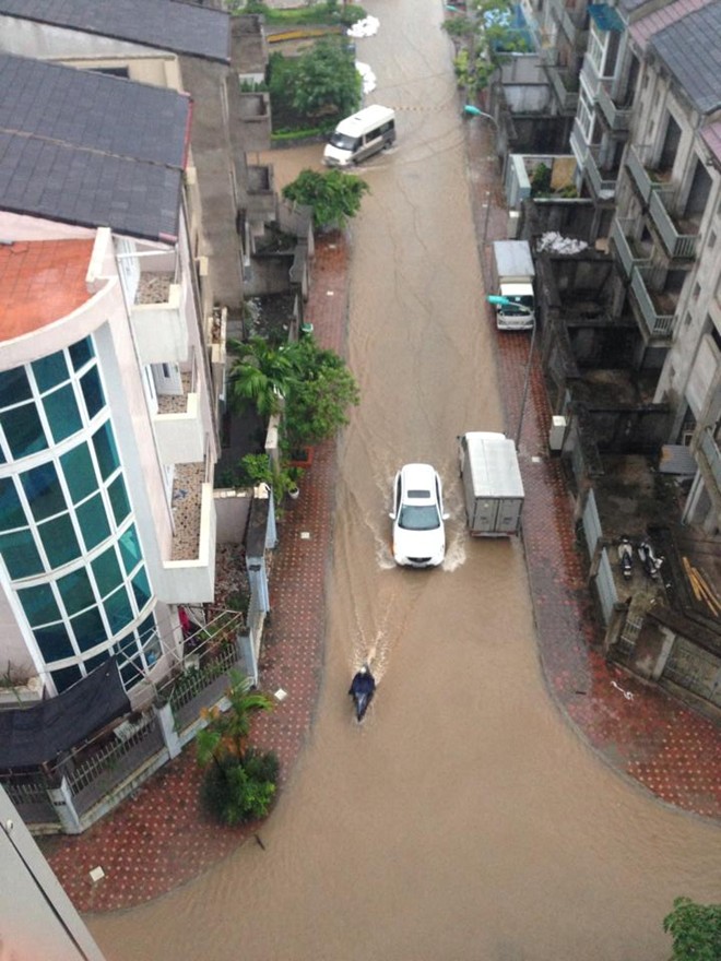 Ngập gần cầu Nhật Tân. Ảnh: Tuyền