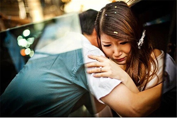 Chùm ảnh lay động trái tim: Những người bố khóc trong ngày cưới của con gái 14