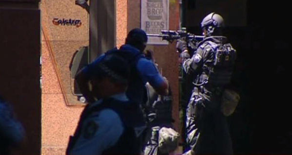 Cập nhật: 5 con tin hoảng sợ chạy thoát khỏi kẻ bắt cóc trong quán cafe ngay giữa Sydney 17