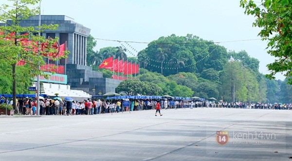 Hàng nghìn người xếp hàng vào viếng Lăng Chủ tịch Hồ Chí Minh nhân kỉ niệm Sinh nhật Người 17