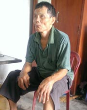 Ông Lê Văn Phu đang kể lại sự tích về lầu Thiên Quan.