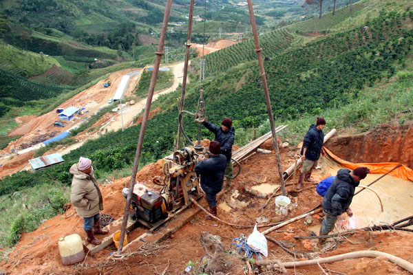 Hiện mũi khoan trên đỉnh đồi đã đi được hơn 35 m. Đây được xem là mũi khoan có nhiều ý nghĩa trong việc tiếp tế cho nạn nhân. Ảnh: Phước Tuấn