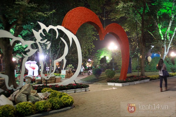 Đường phố Hà Nội trang hoàng lộng lẫy đón năm mới 18
