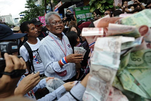 [Caption]The rally was held to raise funds for farmers suffering from delayed payments in the governments rice-pledging scheme. 