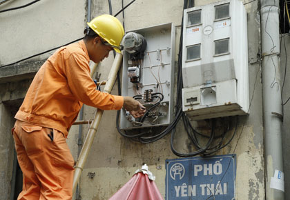 Công tơ điện ở trên cao, thợ điện còn toát mồ hôi, người dân làm sao tiếp cận để... tự sửa chữa?