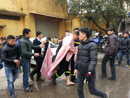 Một lính cứu hỏa bị thương được đưa ra khỏi hiện trường