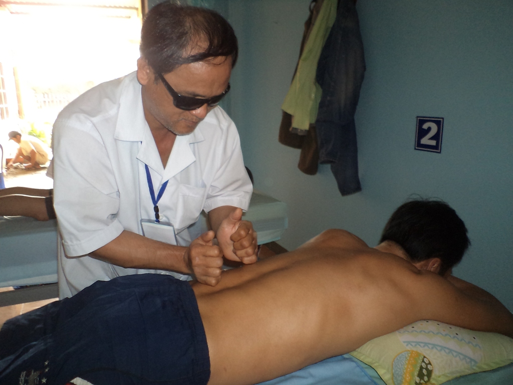 Người khiếm thị thiếu đi đôi mắt nhưng bù lại là sự khéo tay và cẩn thận trong công việc.