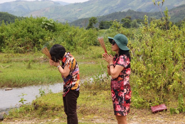 Không thể lên núi Ô Kha, chị Lan và chị Thủy đành đứng từ xa và thắp hương tưởng niệm tới chồng và những nạn nhân xấu số