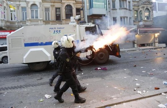 Cảnh sát Thổ Nhĩ Kỳ trấn áp người biểu tình. Ảnh; Reuters