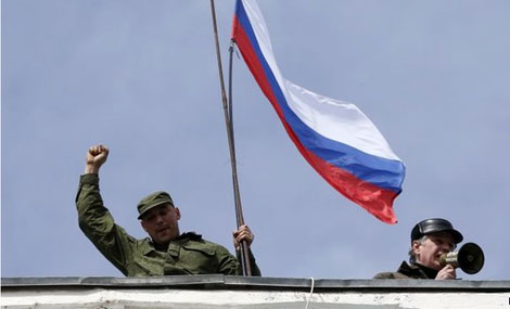Cờ Nga được cắm tại căn cứ hải quân Ukraine ở Crimea.