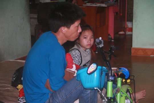 Anh Chương đau buồn trước cái chết của vợ và 2 con Anh Chương đau buồn trước cái chết của vợ và 2 con