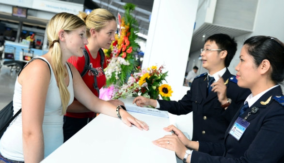 Nhiều chủ hàng luôn ưu ái phục vụ thượng khách nước ngoài và không tiếc nói lời từ chối phũ phàng với người tiêu dùng Việt (Ảnh minh họa)