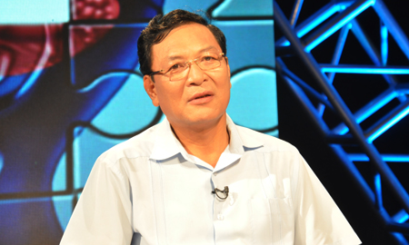 Bộ trưởng Bộ GD-ĐT Phạm Vũ Luận (bên phải) và GS Nguyễn Lân Dũng tại buổi đối thoại.