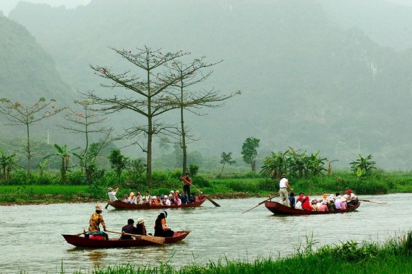 Phao cứu hộ sẽ được thả ở những vùng nước sâu tại suối Yến để đảm bảo an toàn Phao cứu hộ sẽ được thả ở những vùng nước sâu tại suối Yến để đảm bảo an toàn