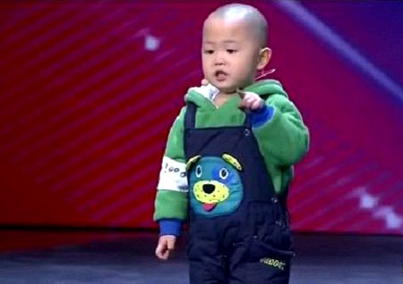 Zhang Junhao tham gia dự thi với tiết mục nhảy “ngẫu hứng”.