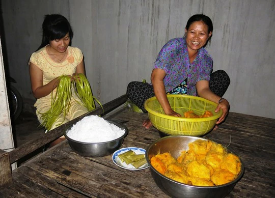 Bà Điệp mài trái thốt nốt để trộn vào nếp