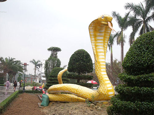 Đến giờ này mà tượng con rắn của Tết Quý Tỵ vẫn còn trong Công viên 29 Tháng 3 ở Đà Nẵng Ảnh: HOÀNG DŨNG Đến giờ này mà tượng con rắn của Tết Quý Tỵ vẫn còn trong Công viên 29 Tháng 3 ở Đà Nẵng Ảnh: HOÀNG DŨNG