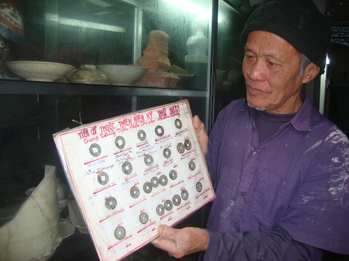 Nghệ nhân Nguyễn Việt Hồng với bộ sưu tập tiền cổ. Ảnh: Cảnh Linh