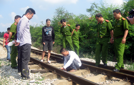 Các đối tượng trộm cắp thiết bị vật tư đường sắt bị cơ quan công an bắt giữ đang thực nghiệm tại hiện trường.