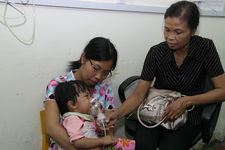 Khi trẻ ốm, cần đưa trẻ đi khám để được chỉ định dùng thuốc, không tự ý điều trị cho trẻ. Ảnh: TM