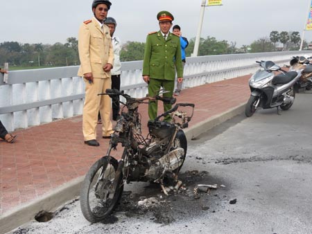 Hiện trường vụ cháy xe máy trên cầu Phú Xuân.