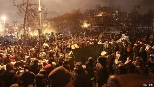 Những người biểu tình tụ tập tại Kiev tối 23-1. Ảnh: Reuters Những người biểu tình tụ tập tại Kiev tối 23-1. Ảnh: Reuters