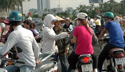 Dân buôn vé chợ đen rao bán với giá cao ngất ngưởng so với giá gốc