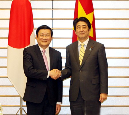 Chủ tịch nước Trương Tấn Sang bắt tay Thủ tướng Nhật Bản Shinzo Abe, cái 