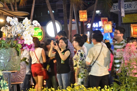 Nhiều người dân tranh thủ chụp ảnh, tham quan trước khi đường hoa chính thức đóng cửa