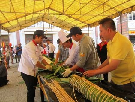 Cặp bánh được hoàn thành để dâng cúng các anh hùng, liệt sĩ