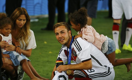 Goetze cùng bạn gái Kathrin Brommel bên 2 con của Jerome Boateng là Soley và Lamia