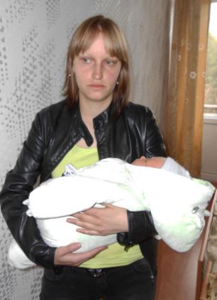 Mẹ con cô Anastasia Tatarnikov đã mất mọi thứ. Ảnh: Daily Mail