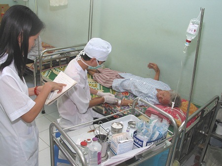 Điều trị bệnh nhân tăng huyết áp tại Viện Lão khoa. Ảnh: TM
