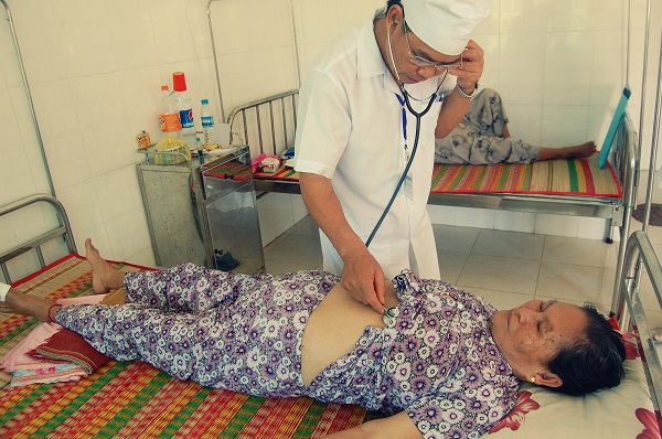 Bác sĩ Lĩnh thăm khám cho bệnh nhân.