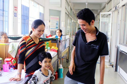 Nụ cười đã trở lại tươi tắn trên gương mặt cậu bé trải qua tuổi thơ tủi hổ, đau đớn vì dị tật hậu môn. Ảnh: Lê Phương.