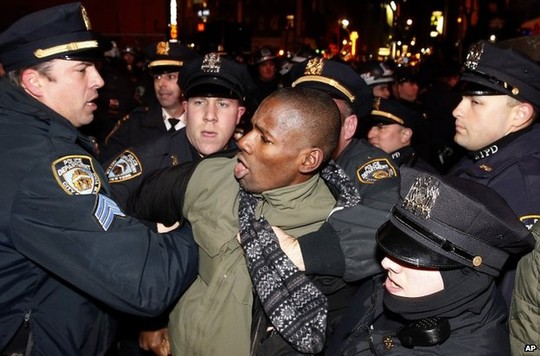 Cảnh sát bắt một người biểu tình ở TP New York vào rạng sáng 5-12 (giờ địa phương). Ảnh: AP